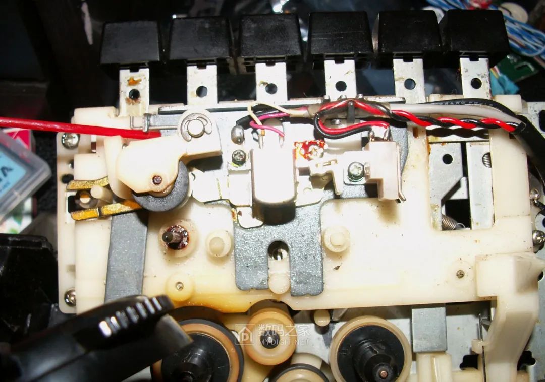 Disassembling a 50-Year-Old Panasonic Tape Recorder: Circuit Board Details Worth Seeing