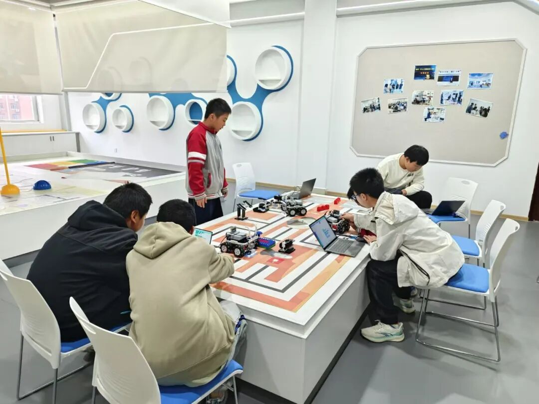 Innovative Start in Science and Technology: Our School's AI Robotics Club Wins Five Gold Medals and Advances to the National Competition