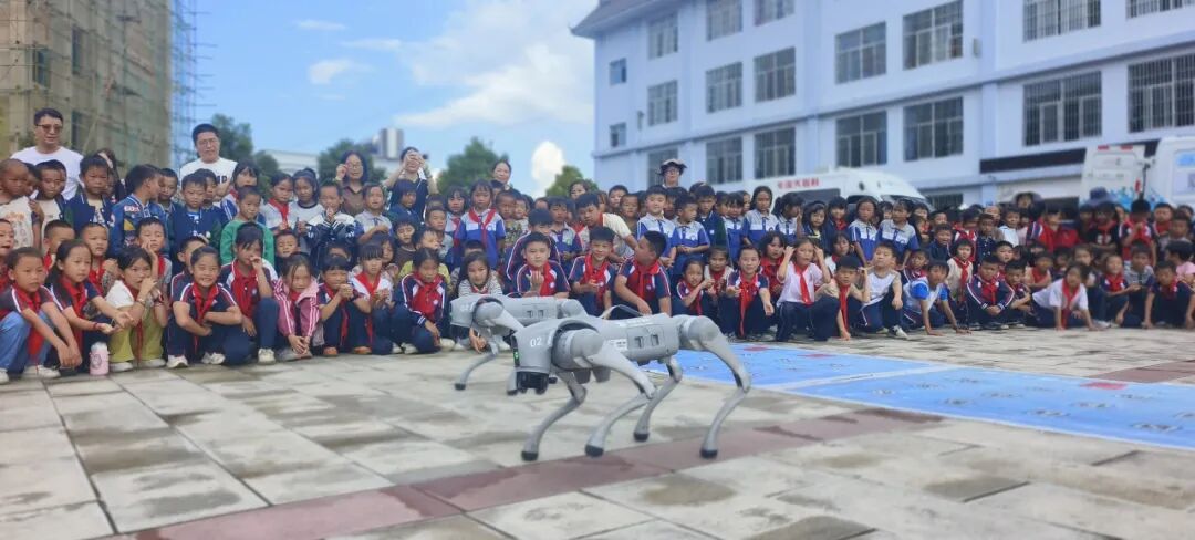 AI Robots Dance and Robotic Dogs Showcase Skills! Wenshan Science Association Engages Students at Yanshan Ameng Primary School with Interactive Experiments to Bring Knowledge to Life