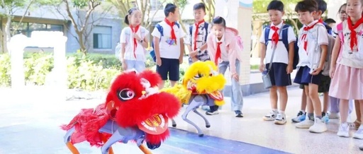 Back to School Season: Robots Welcoming Students, AI Li Bai Answering Questions... The First Day of School is So Cool!