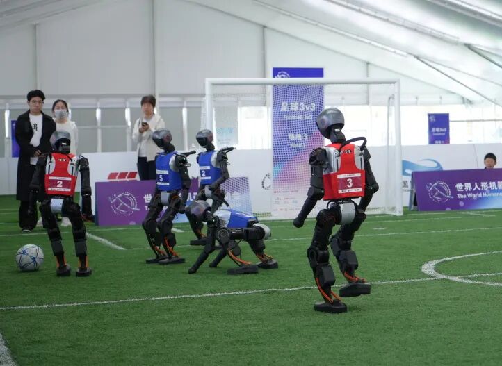 Humanoid Robots and Students from Chen Jinglun School Have Fun at the 'Ice Ribbon'! Dance Show, Soccer Showdown, and Exploring the 'Panda Eye'...