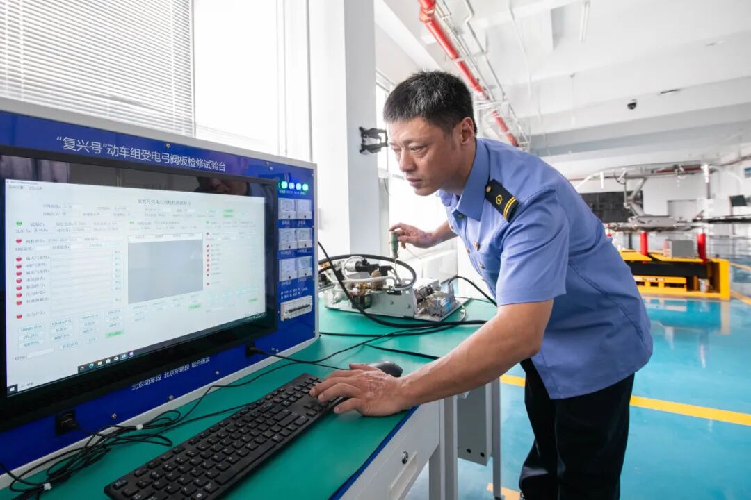 A New Era of Railway Excellence: Wang Yong - A Life of Innovation on Circuit Boards