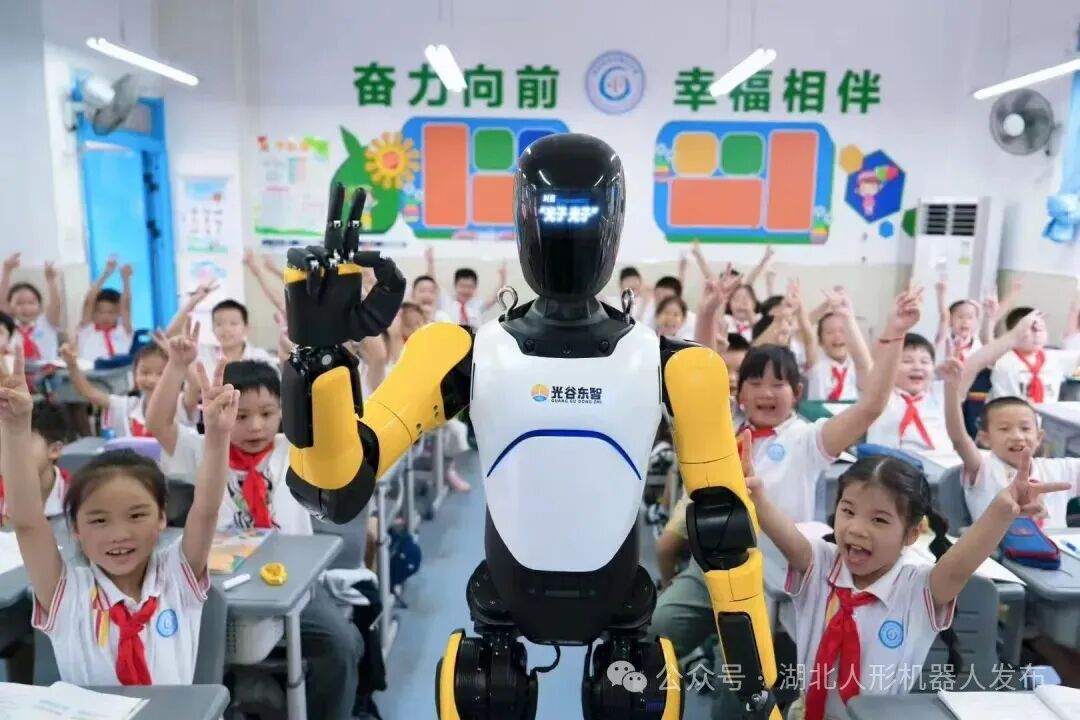 The First Class of the School Year: Robots Land in Optics Valley Campus, Turning Students into 'Tech Fans'