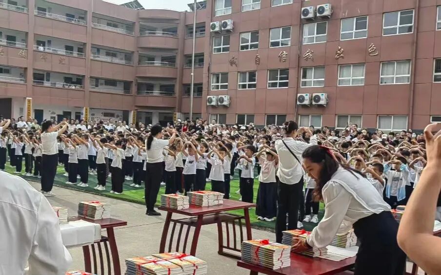 Technology Empowers Tradition: 'Robot' Guests Shine at the Calligraphy Ceremony of Dongma Primary School in Mancheng District