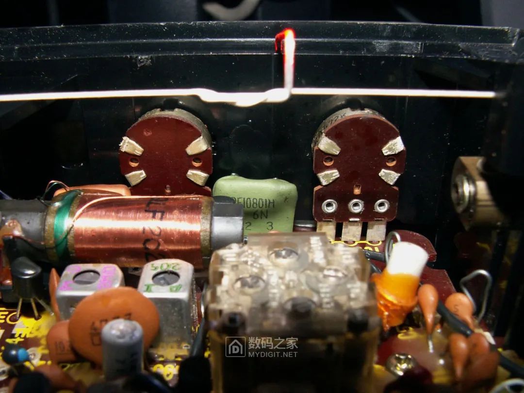 Disassembling a 50-Year-Old Panasonic Tape Recorder: Circuit Board Details Worth Seeing