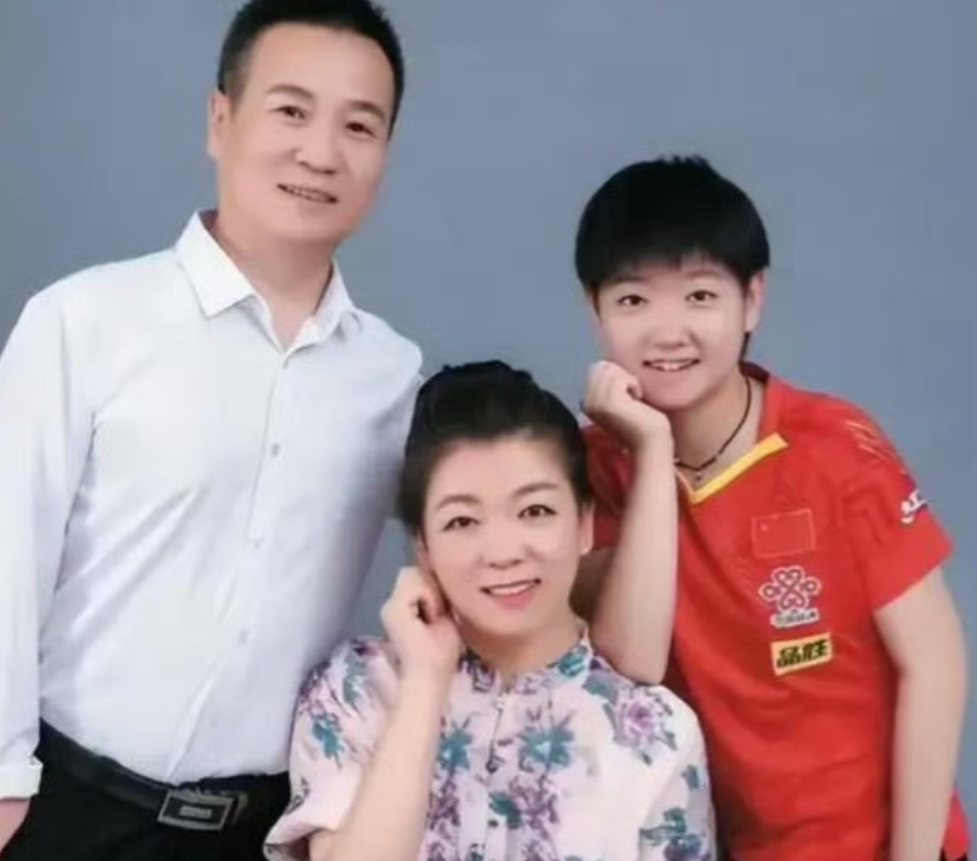 A Heartwarming Family Photo of Sun Yingsha: A Family of Three Taking Turns in the Spotlight