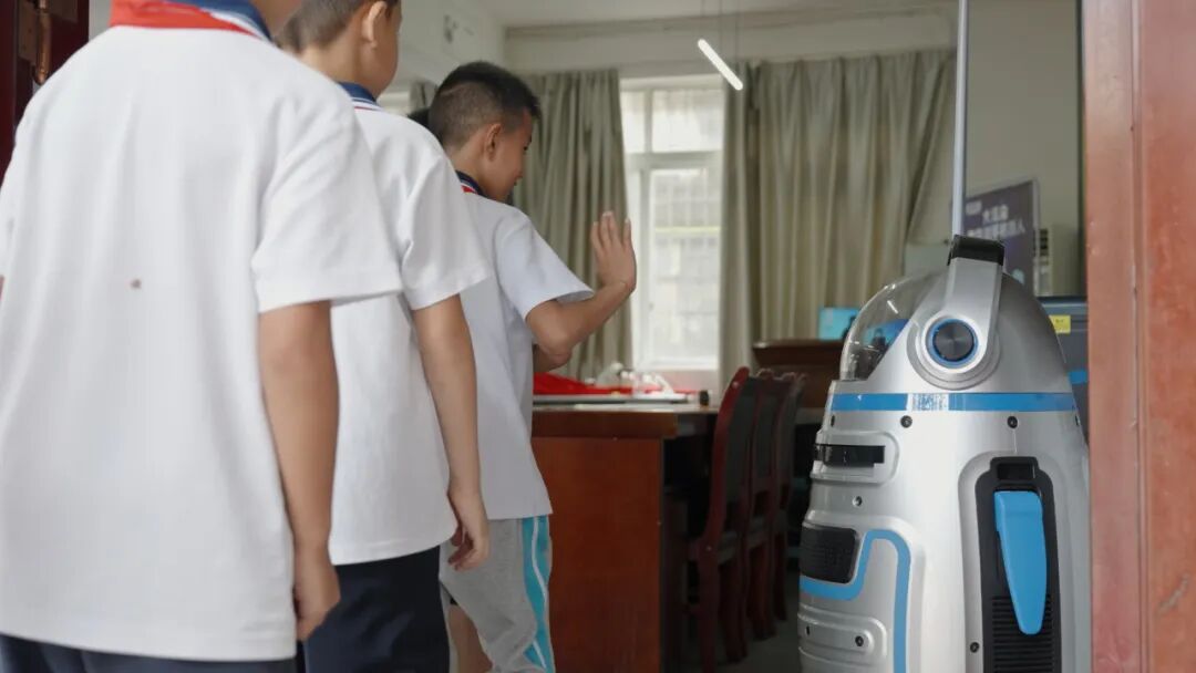 The First AI Robot Teacher in Fuquan City Joins the First Primary School, Opening a New Chapter in the Integration of Arts and Technology in Education
