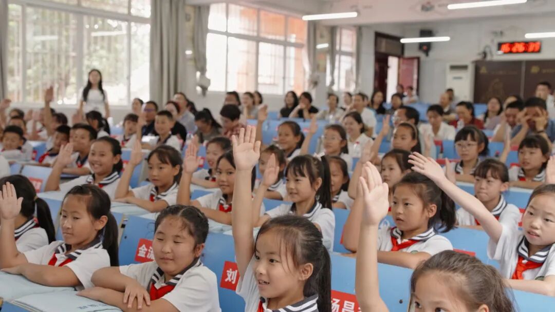 The First AI Robot Teacher in Fuquan City Joins the First Primary School, Opening a New Chapter in the Integration of Arts and Technology in Education