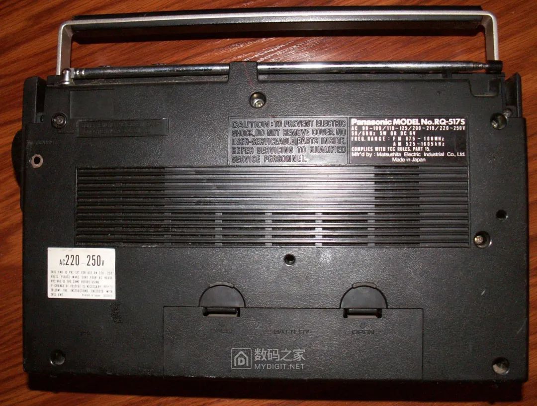 Disassembling a 50-Year-Old Panasonic Tape Recorder: Circuit Board Details Worth Seeing