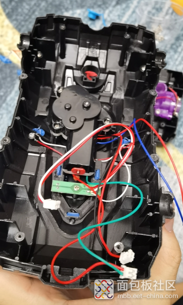 Curious Disassembly of My Son's Toy Tank: Single-Layer Circuit Board + Multiple Motors, Supporting So Many Functions!