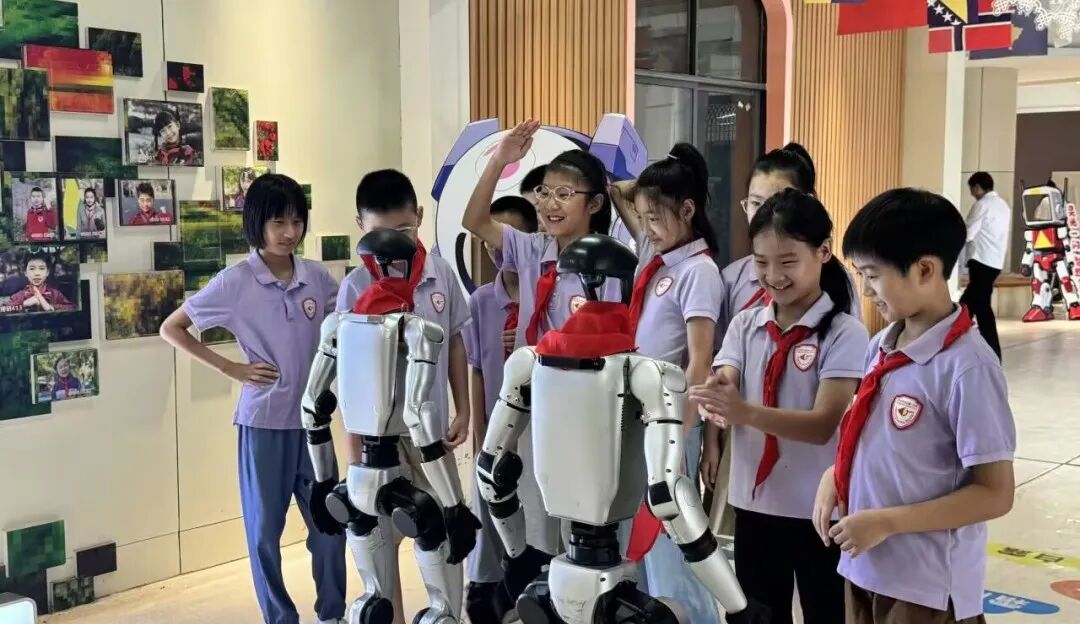 The Future is Here! The Robot 'New Classmate' Takes Office, AI-Themed Ceremony Kicks Off an Innovative Journey