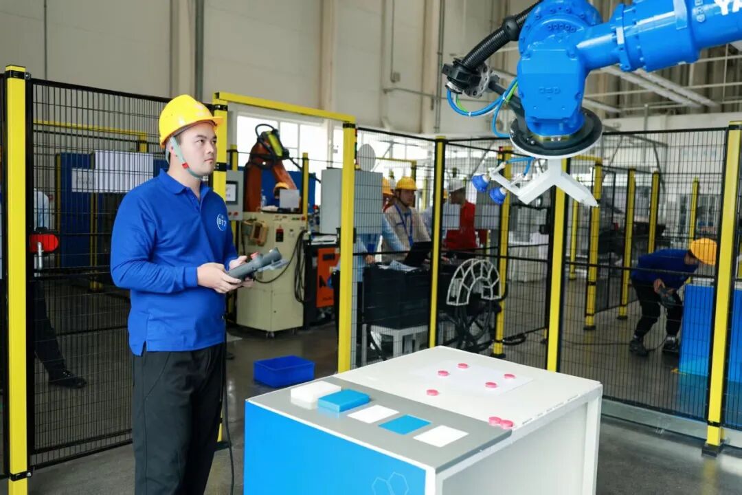 Competition in Robot Operation and Intelligent Connected New Energy Vehicle Maintenance: Skilled Talents from Sichuan and Chongqing Gather in Yibin