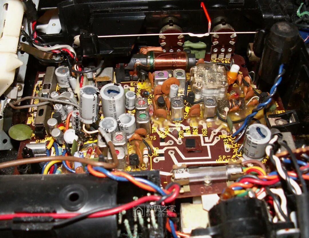 Disassembling a 50-Year-Old Panasonic Tape Recorder: Circuit Board Details Worth Seeing