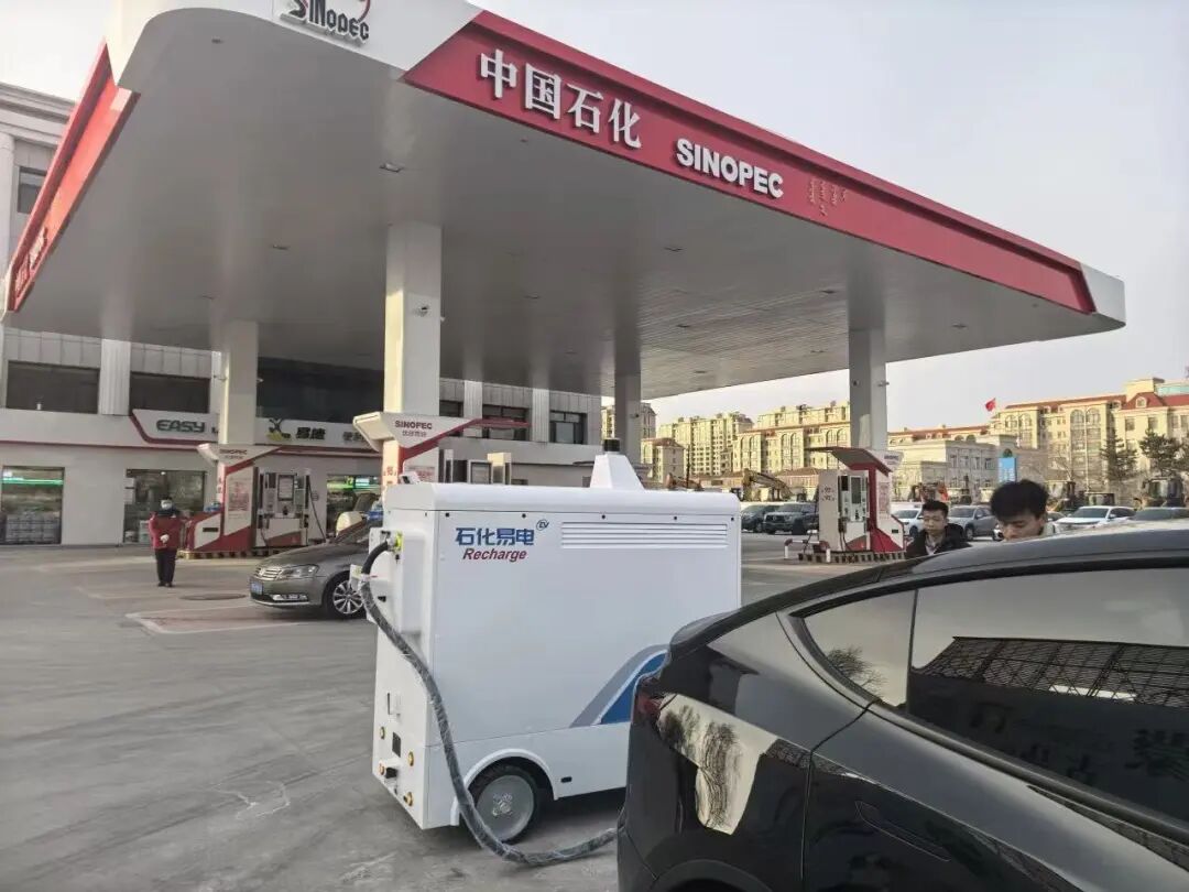 AI-Powered Charging! Easiest Mobile Energy Storage Robot Provides Quick Charging On-Demand