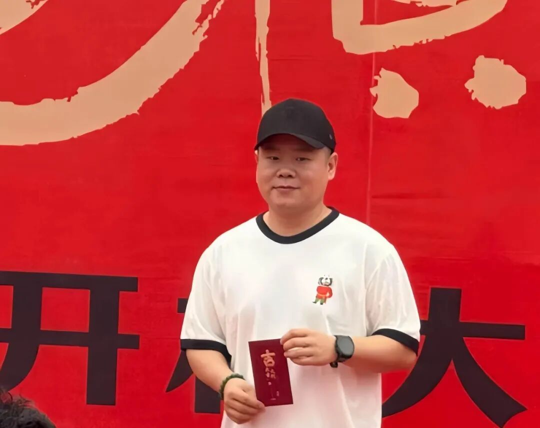 The Resilience of Qin Xiaoxian: Standing in the Spotlight with an Umbrella While Others Fade