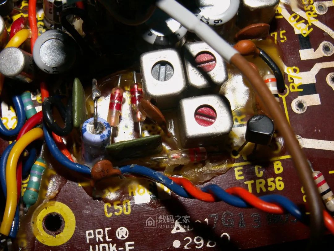 Disassembling a 50-Year-Old Panasonic Tape Recorder: Circuit Board Details Worth Seeing
