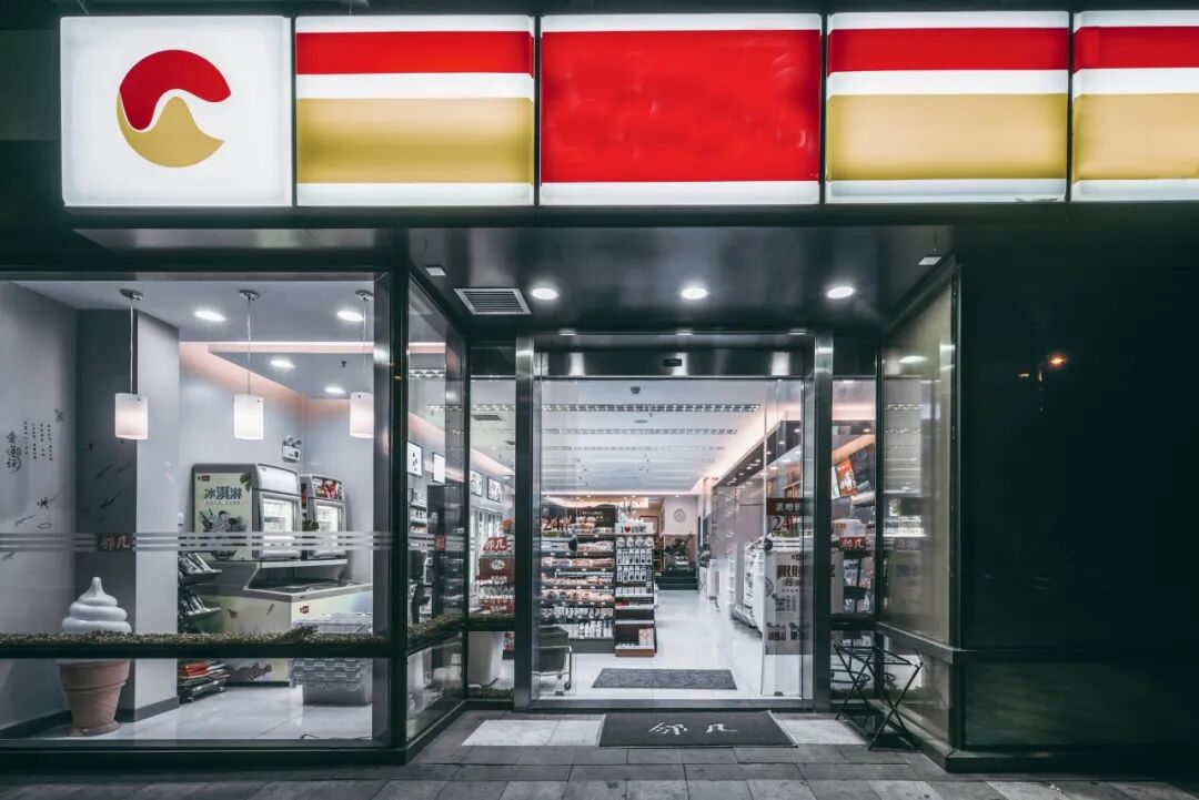 The Application of AI Agents in Chain Stores: Trusting Humans or Algorithms?