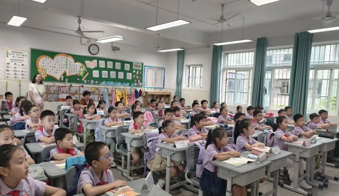 The Future is Here! The Robot 'New Classmate' Takes Office, AI-Themed Ceremony Kicks Off an Innovative Journey