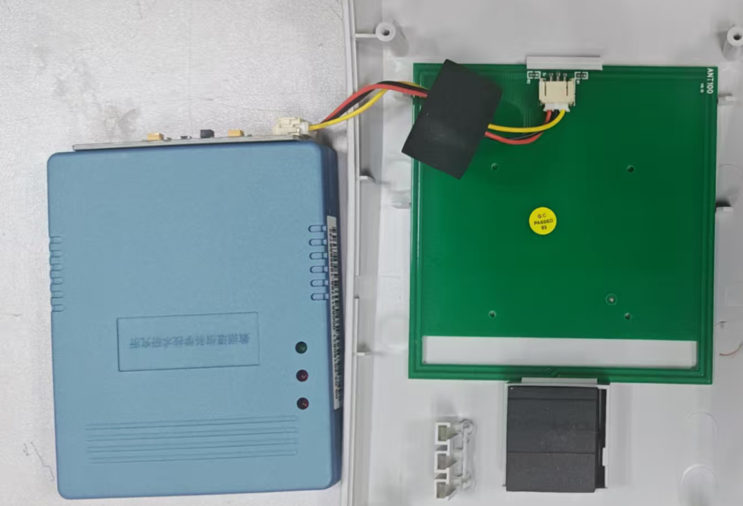 Disassembling the "Resident Identity Card Reader" - Is This Antenna Circuit Board Stuck with Strong Adhesive?