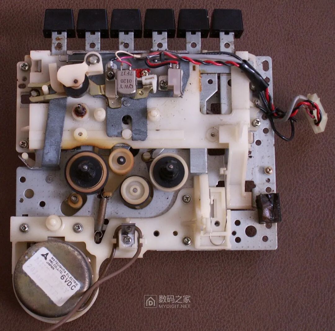 Disassembling a 50-Year-Old Panasonic Tape Recorder: Circuit Board Details Worth Seeing