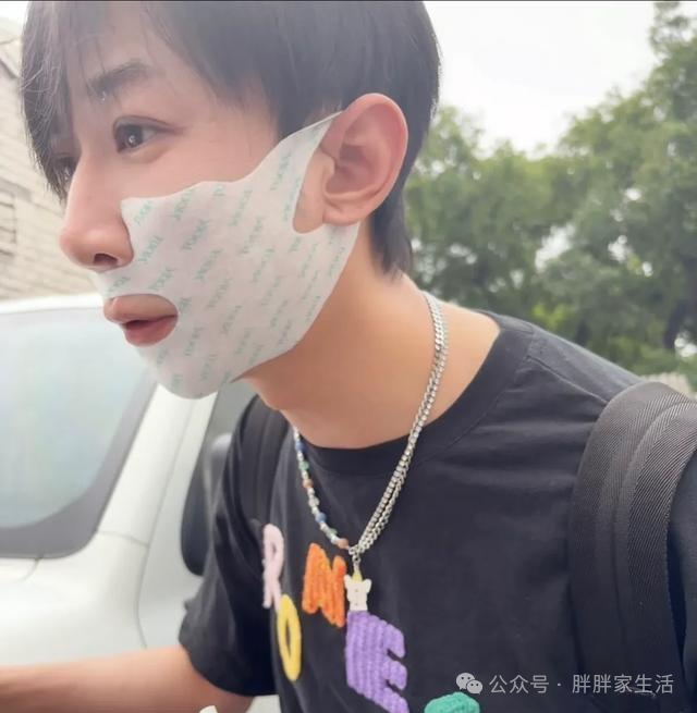 48-Year-Old Dong Xuan Exposed: Zhang Weiyi's Bluetooth Headphones 'Welded' to His Ears, Dropping Connection During Family Meeting, Netizens Ask: Is This True Love or Solo Mode?