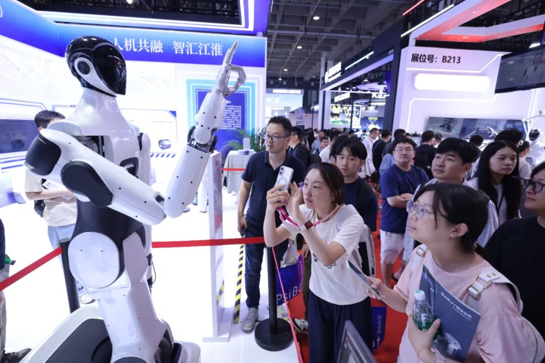 The First Fully Self-Developed Rope-Driven Robot in Anhui Debuts