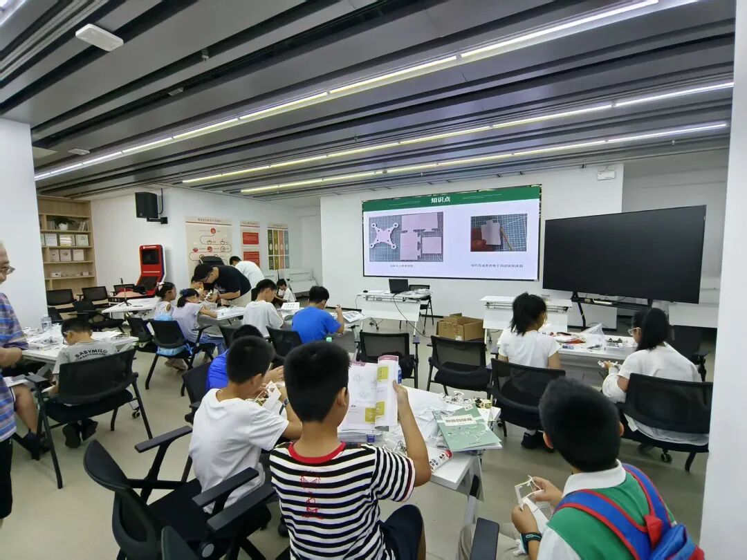 The Hardcore Challenge of Young Engineers! Xietu Youth Unlocks New Skills in DIY Drone Making, Illuminating Their Technological Dreams