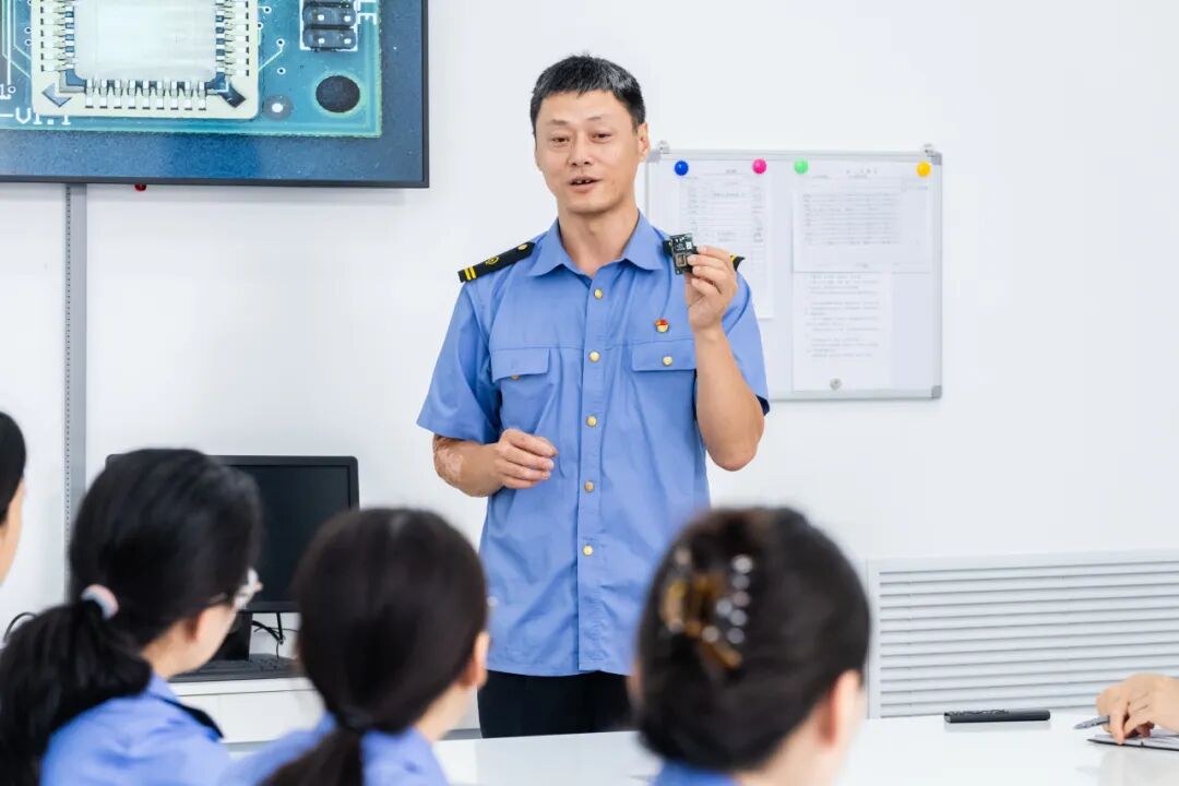 Role Model of the New Era: Wang Yong - A Brilliant Life on the Circuit Board