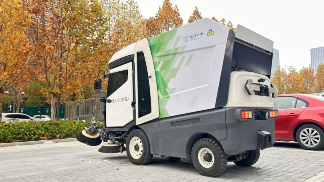 Major Developments in Smart Environmental Protection: Nanjing Environmental Group's AI Cleaning Robot Delivered Across Provinces, Setting a Benchmark for the Smart Environmental Market!