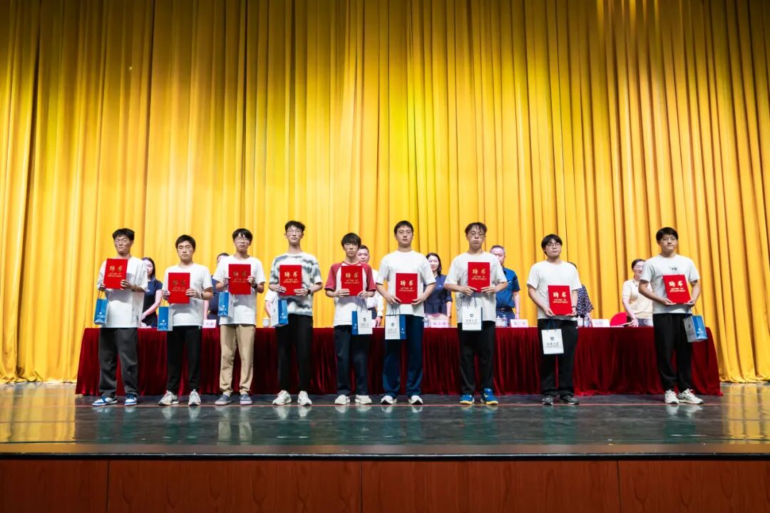 Opening Ceremony for the 2025 Freshmen at the Internet of Things Engineering College