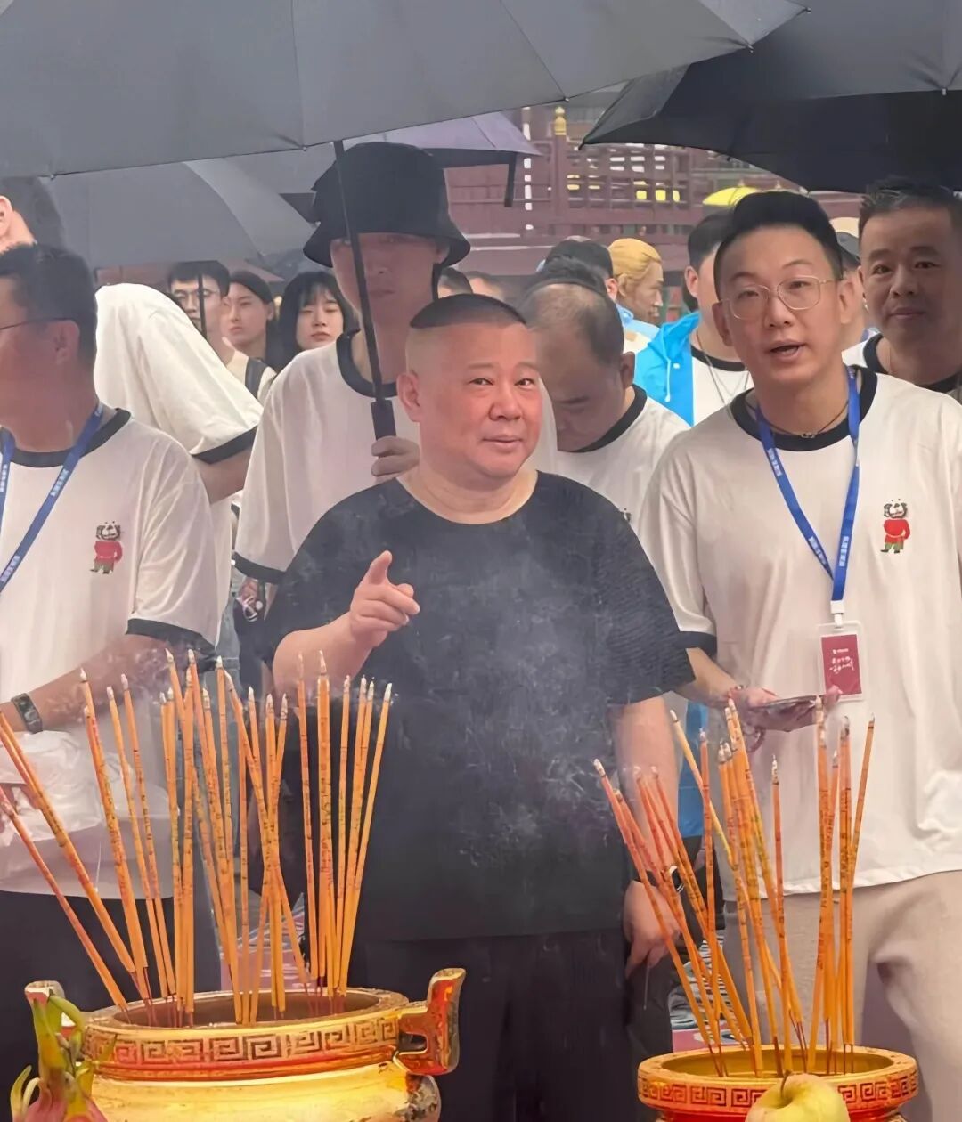 The Resilience of Qin Xiaoxian: Standing in the Spotlight with an Umbrella While Others Fade