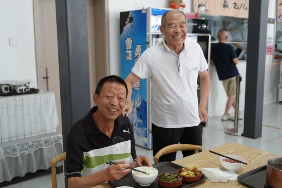 Embedded Meal Assistance Points: Supporting 'Happiness on a Plate'
