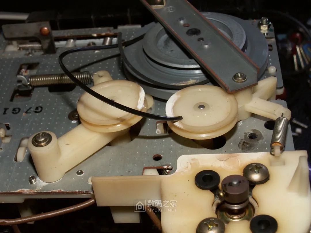 Disassembling a 50-Year-Old Panasonic Tape Recorder: Circuit Board Details Worth Seeing