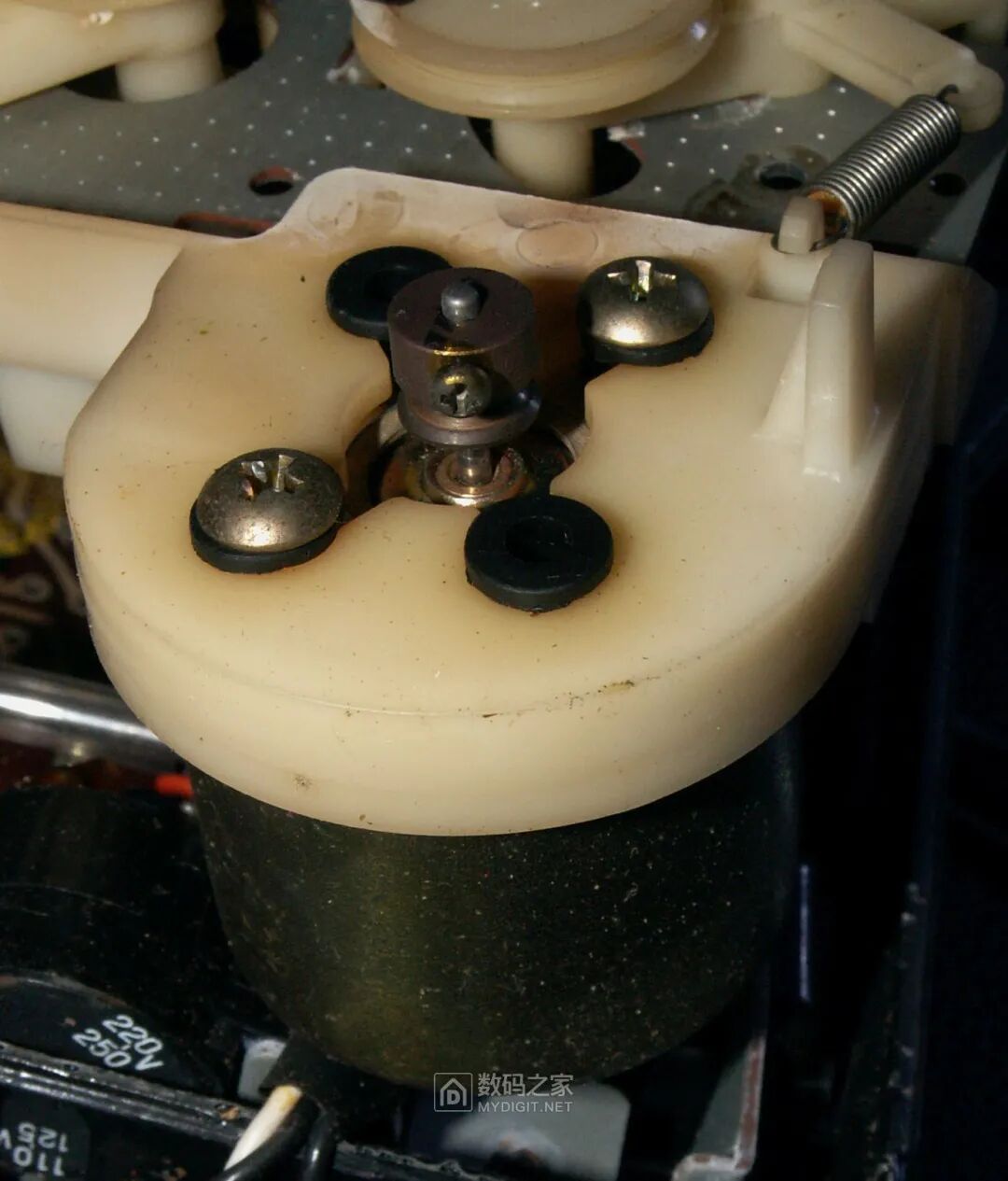 Disassembling a 50-Year-Old Panasonic Tape Recorder: Circuit Board Details Worth Seeing
