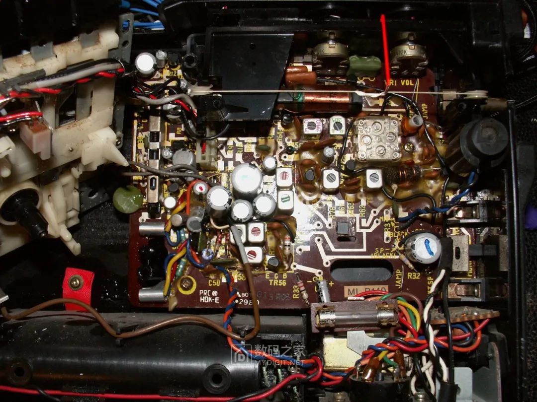 Disassembling a 50-Year-Old Panasonic Tape Recorder: Circuit Board Details Worth Seeing