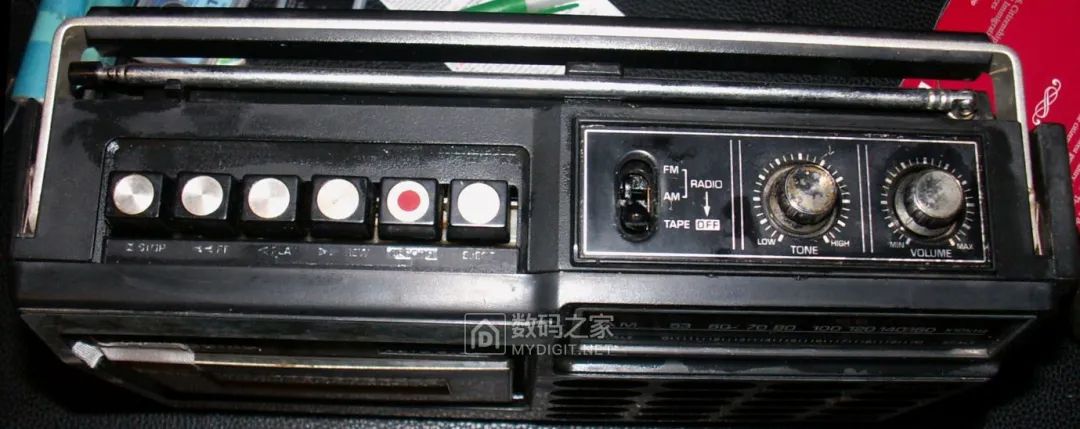 Disassembling a 50-Year-Old Panasonic Tape Recorder: Circuit Board Details Worth Seeing