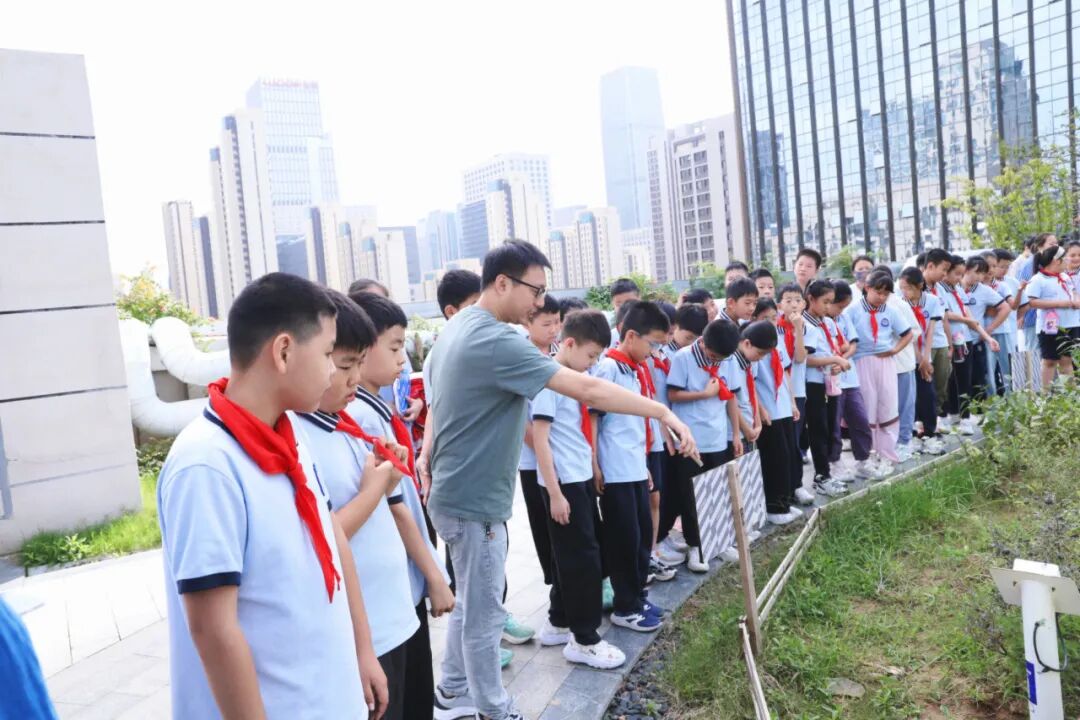 Exploring the Internet of Things: Igniting Technological Dreams | Students from Jinan Lishan Bilingual School Enter the World of IoT