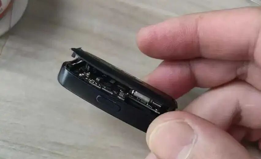 Disassembling the Huawei Band: Exploring the Main Control Chip
