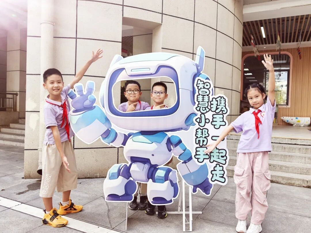 The Future is Here! The Robot 'New Classmate' Takes Office, AI-Themed Ceremony Kicks Off an Innovative Journey
