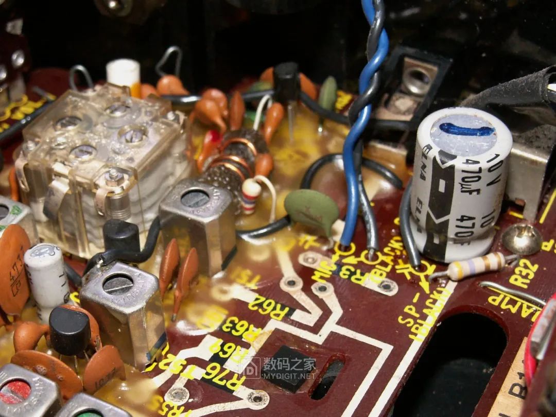 Disassembling a 50-Year-Old Panasonic Tape Recorder: Circuit Board Details Worth Seeing