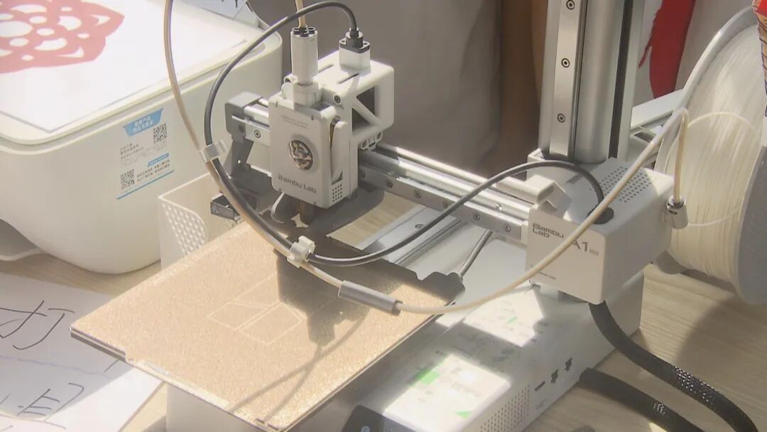 AI Paper Cutting and Robot Parade! A Technological and Cultural Fusion on the First Day of School at the Affiliated Primary School of the Education Institute
