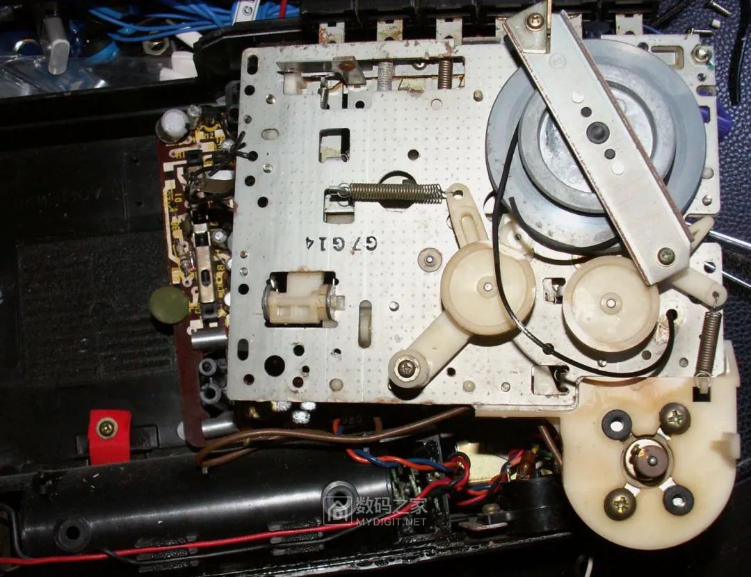 Disassembling a 50-Year-Old Panasonic Tape Recorder: Circuit Board Details Worth Seeing