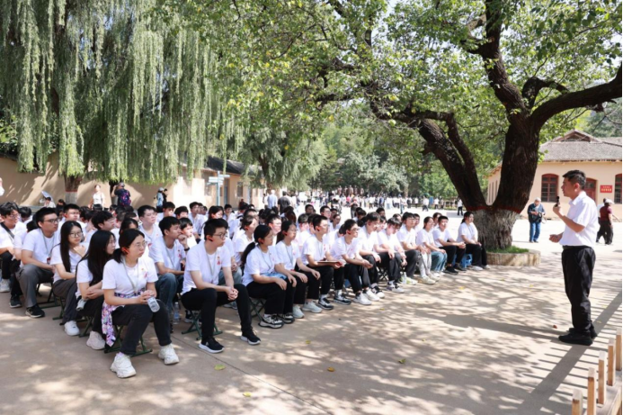 Northwestern Polytechnical University Computer College Students and Faculty Conduct Red Practice Education Activities in Yan'an