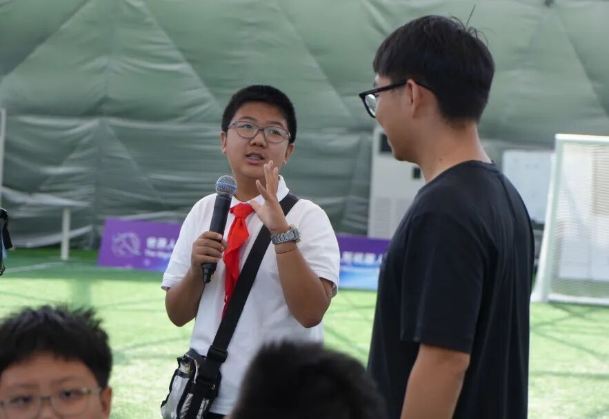 Humanoid Robots and Students from Chen Jinglun School Have Fun at the 'Ice Ribbon'! Dance Show, Soccer Showdown, and Exploring the 'Panda Eye'...