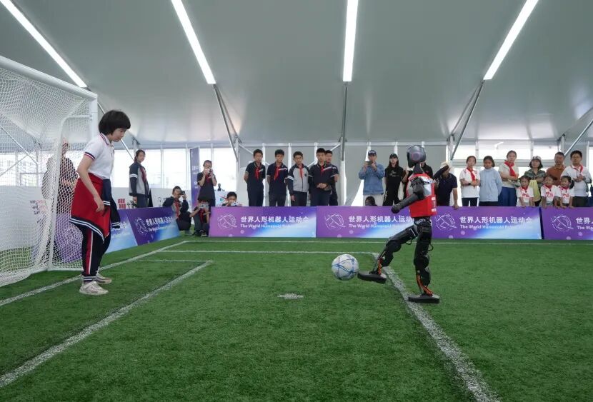 Humanoid Robots and Students from Chen Jinglun School Have Fun at the 'Ice Ribbon'! Dance Show, Soccer Showdown, and Exploring the 'Panda Eye'...