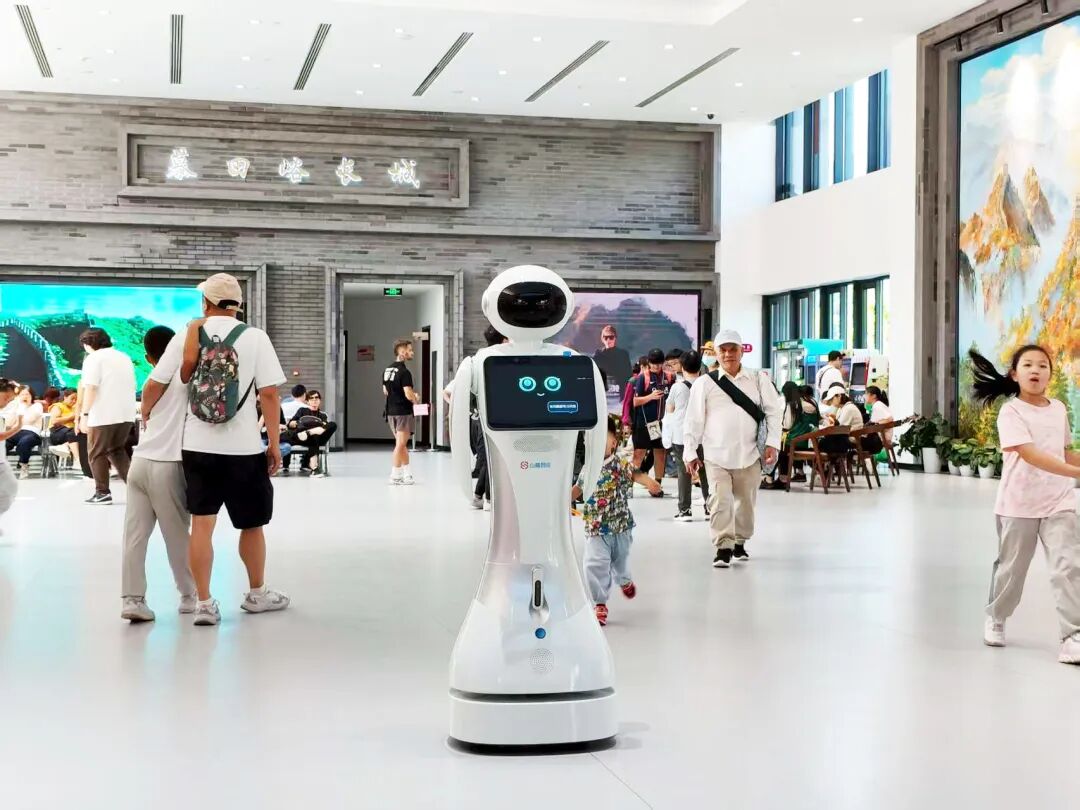 A New Intelligent Experience: AI Robot Officially Debuts at Mutianyu Great Wall!