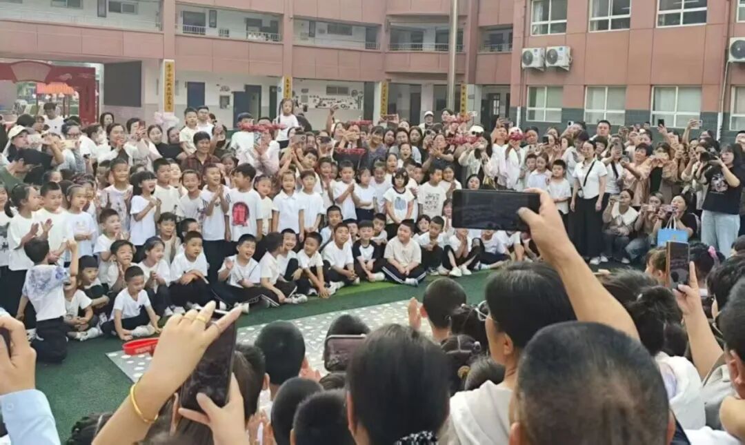 Technology Empowers Tradition: 'Robot' Guests Shine at the Calligraphy Ceremony of Dongma Primary School in Mancheng District