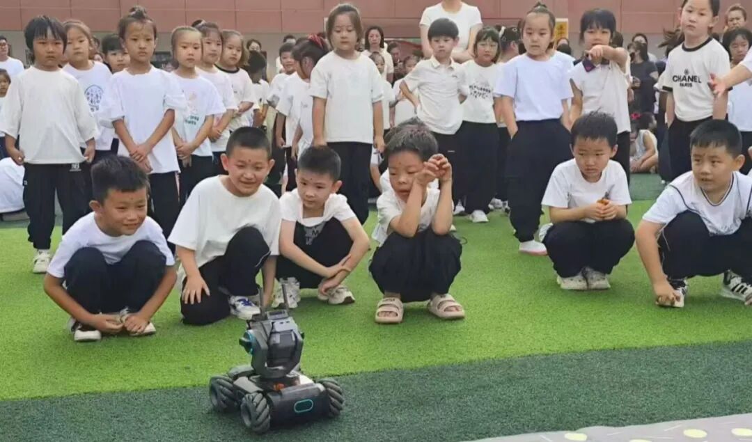 Technology Empowers Tradition: 'Robot' Guests Shine at the Calligraphy Ceremony of Dongma Primary School in Mancheng District
