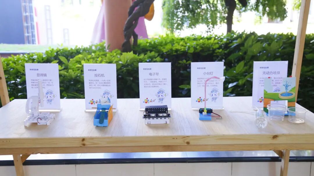 Back to School Season: Robots Welcoming Students, AI Li Bai Answering Questions... The First Day of School is So Cool!