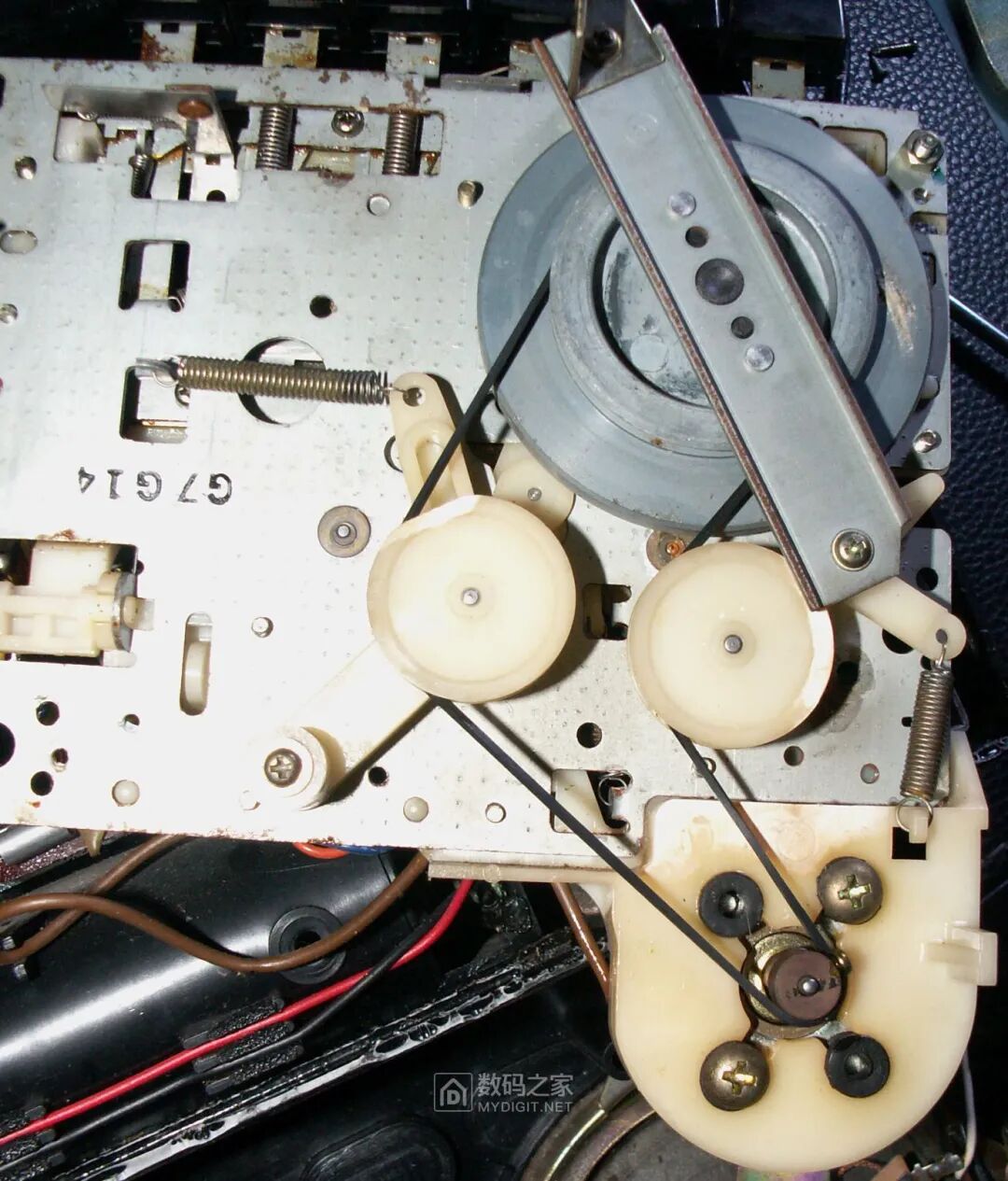 Disassembling a 50-Year-Old Panasonic Tape Recorder: Circuit Board Details Worth Seeing